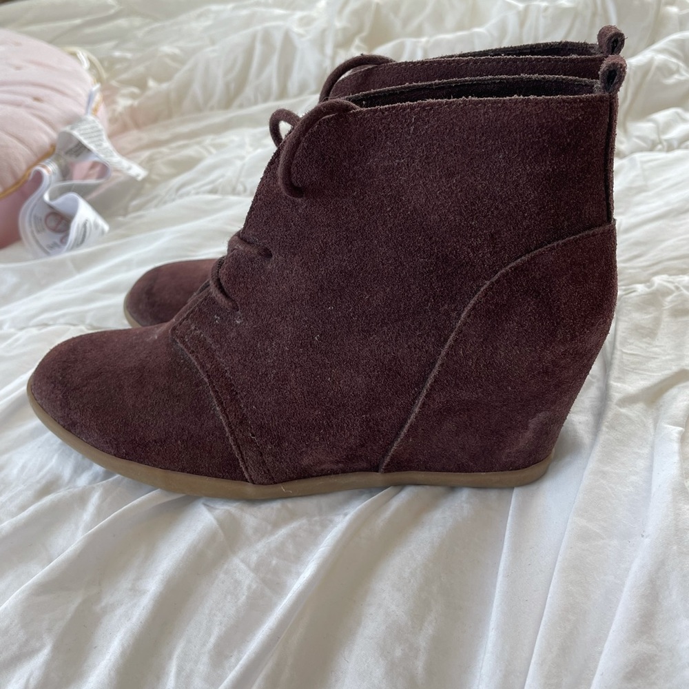 Minnetonka burgundy wedge booties